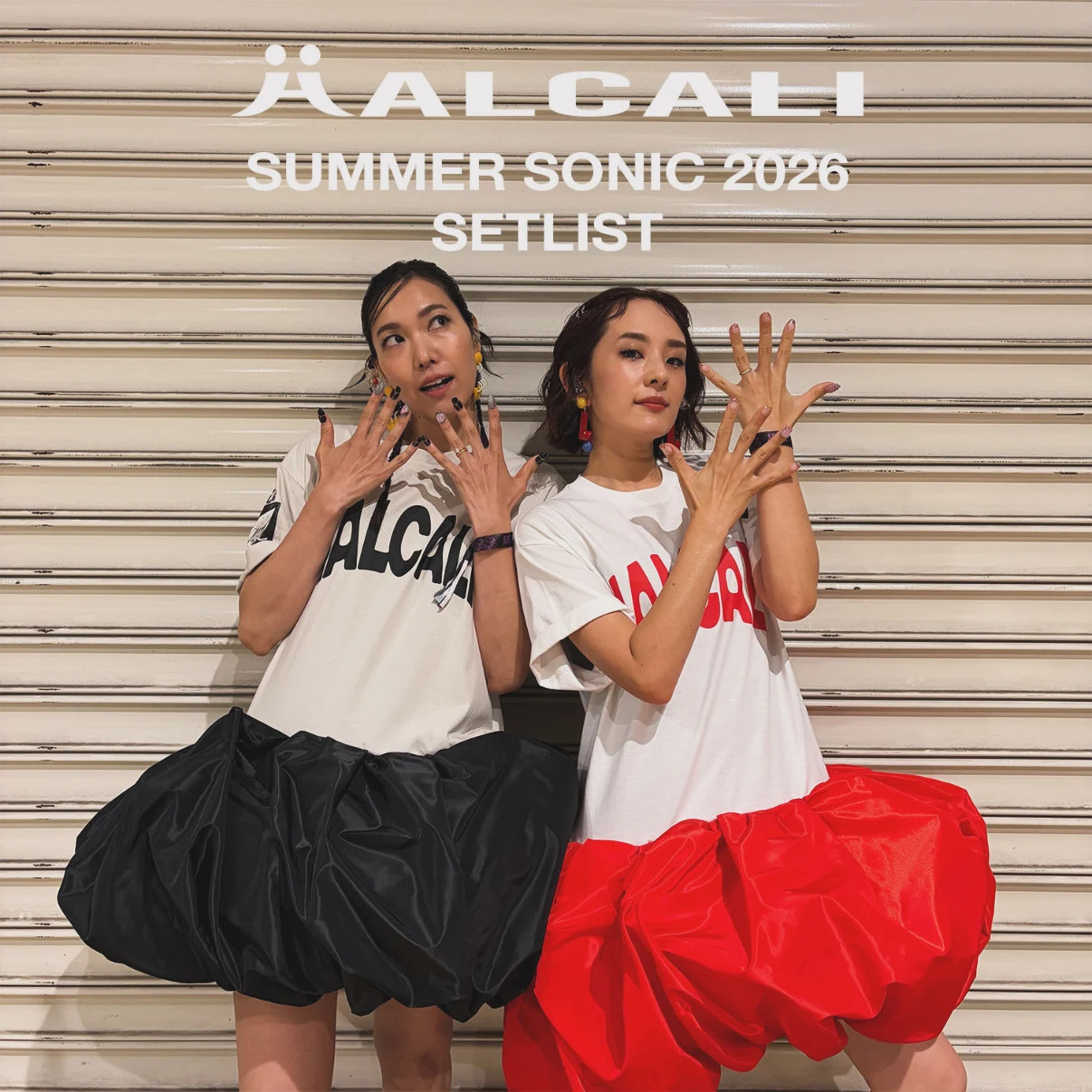 ALCALIの2人がシャッター前で指先を見せるポーズを取り、上部にSUMMER SONIC 2026 SETLISTの文字がある広告風画像