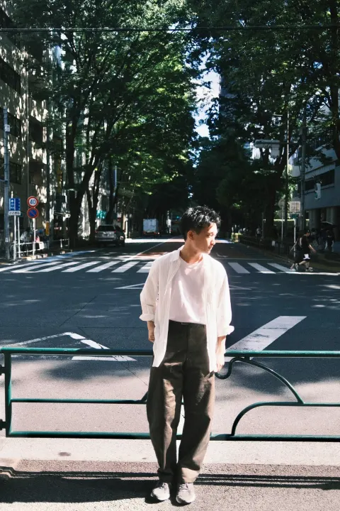横断歩道の前に立つkotaro