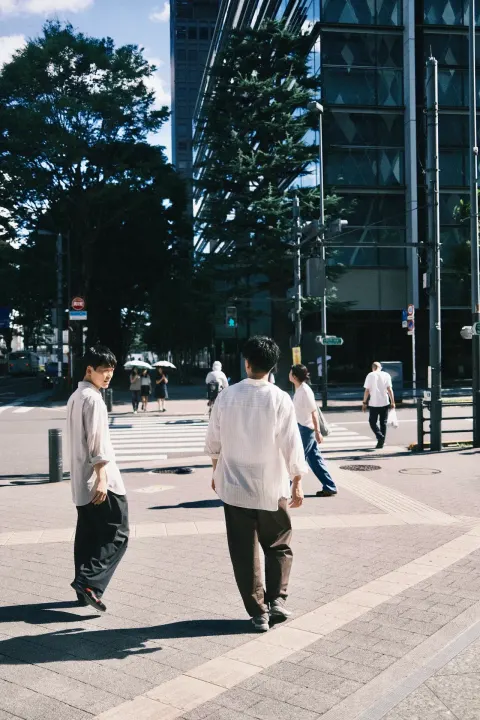 交差点を歩くYONAGIの2人