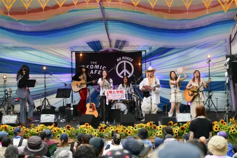 REPORT | 忌野清志郎の歌を次世代へ!Nagie Laneそして片平里菜、暴動クラブによる『PEACE SONGS』フジロックで響いた平和へのメッセージ